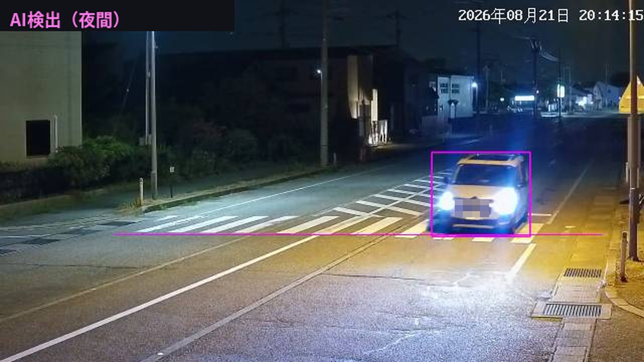夜間のAI検出例 — 計測ラインを通過する車両を検出枠で捕捉