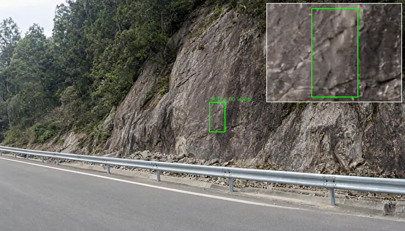 段階1：法面から小石が落下し始める瞬間、検出枠が小石を捉える